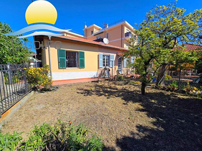 Appartamento trilocale in affitto in Via Cà Rossa, Centro, Diano Marina