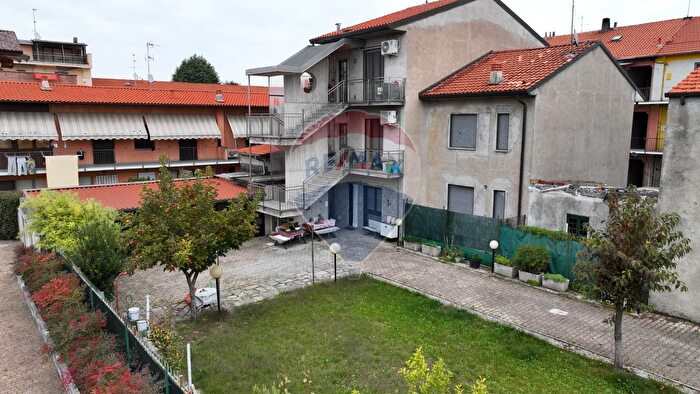 Casa con 6 locali in vendita in Via Trieste, Gerenzano