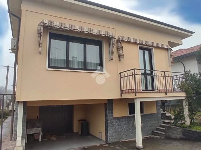 Casa trilocale in vendita in Via della Resistenza, Ferno