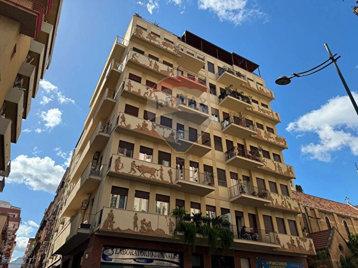 Appartamento con 8 locali in vendita in Via Mariano Stabile b, Palermo