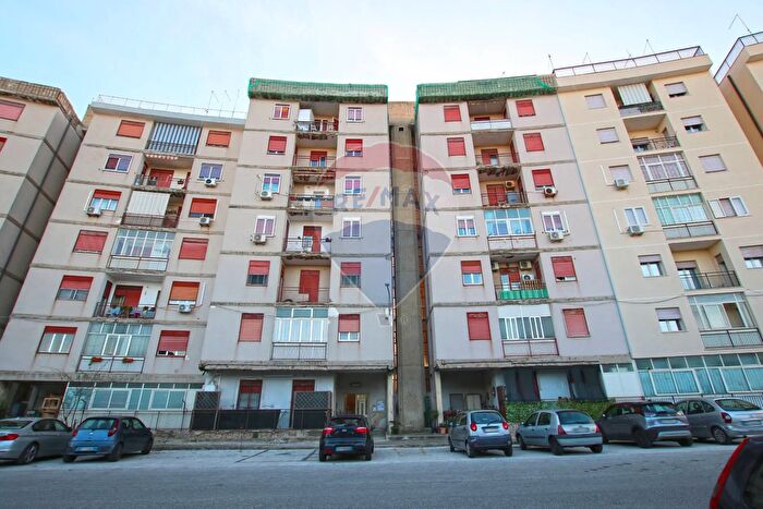 Appartamento con 6 locali in vendita in Via Algeri, Siracusa