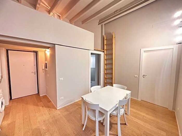 Appartamento trilocale in affitto in Via Popoli Uniti, Rovereto, Milano