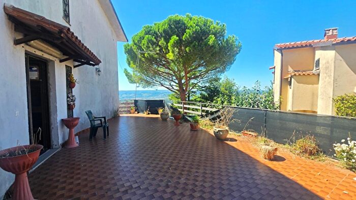 Casa con 7 locali in vendita in Via Sasso Grosso, Montecchio