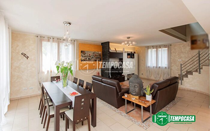 Casa quadrilocale in vendita in Via Bellaria, Busto Arsizio