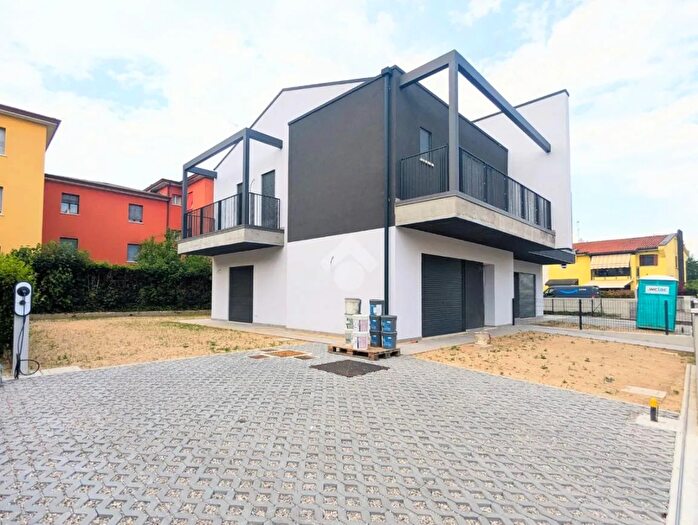 Casa quadrilocale in vendita in Via Petrarca, Treviso