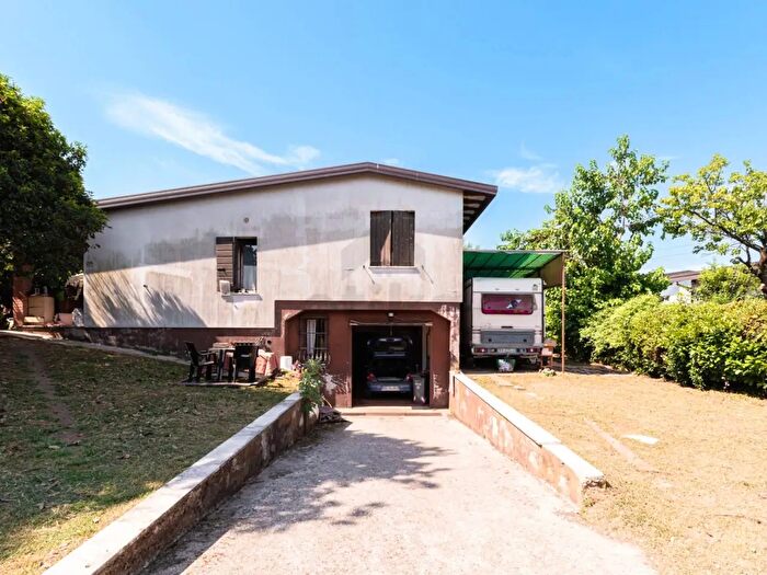 Casa con 6 locali in vendita in Via Benedetto Marcello, Paese