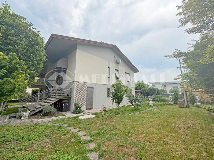 Casa con 10 locali in vendita in Via Cellina, Cordenons