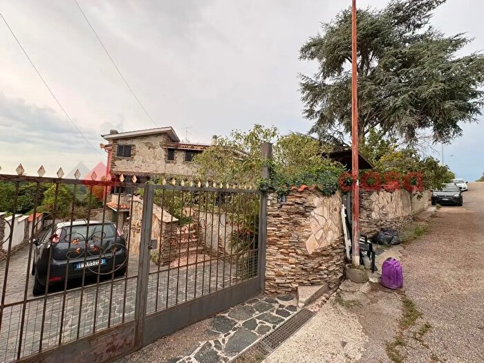 Casa con 6 locali in vendita in Via Marmolada, Aprilia