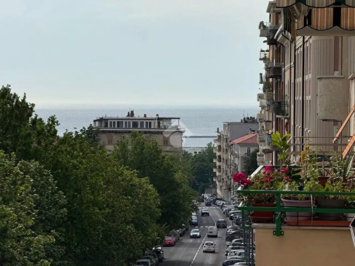 Appartamento trilocale in vendita in Via Vittorio Locchi, Trieste