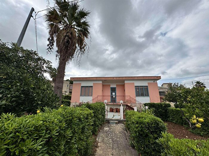 Casa con 6 locali in vendita in Via Elba Valderice, Valderice