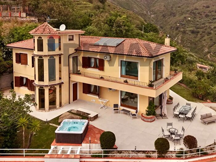 Casa con 10 locali in vendita in Via Unità d'Italia, Letojanni