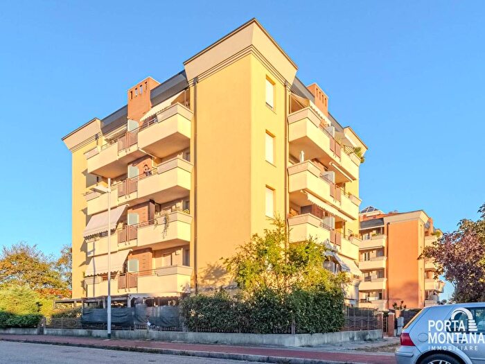 Appartamento quadrilocale in vendita in Via Montescudo, Villaggio Primo Maggio, Rimini