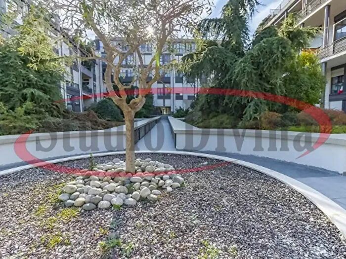 Appartamento trilocale in vendita in Via Pompeo Mariani, Milano