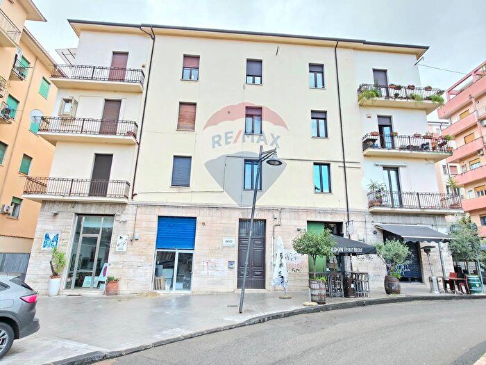 Appartamento con 5 locali in vendita in Piazza Santa Teresa, Cosenza