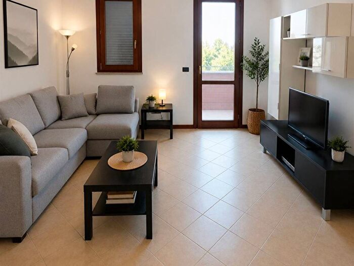 Appartamento trilocale in affitto in Eremo, Curtatone