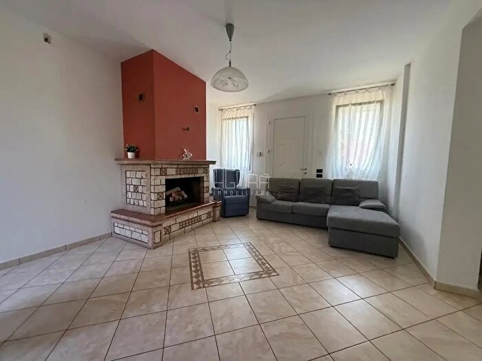 Casa con 7 locali in vendita in Gavello