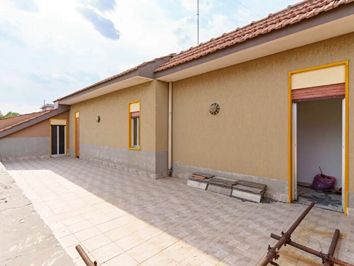 Appartamento con 8 locali in vendita in Via Michele Lessona, Catania