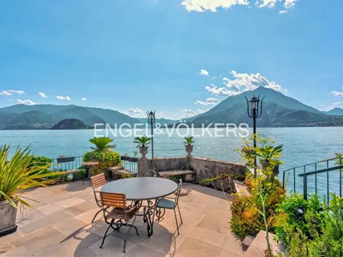 Appartamento con 6 locali in vendita in Varenna