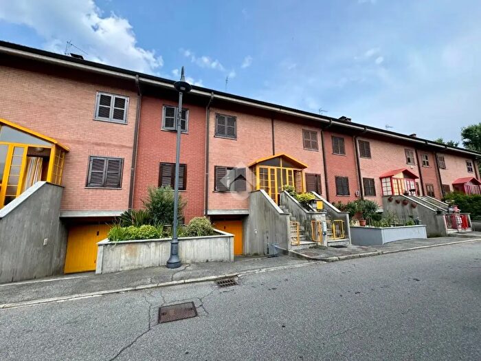 Casa con 6 locali in vendita in Via Benito Atzei, Leini'