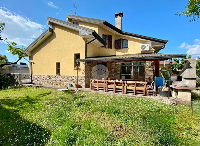 Casa con 6 locali in vendita in Via Monza, Bussero