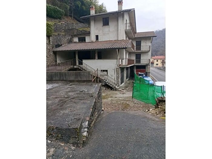 Appartamento con 12 locali in vendita in Via IV Novembre, Capizzone