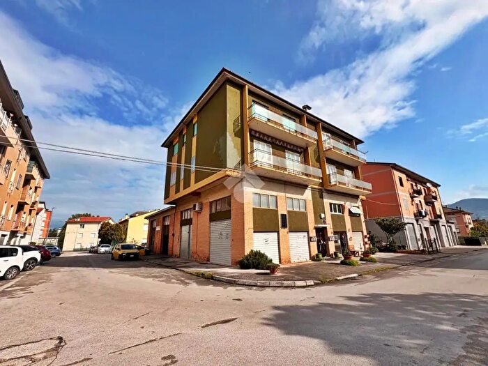Appartamento con 5 locali in vendita in Via Francesco Petrarca, Fabriano