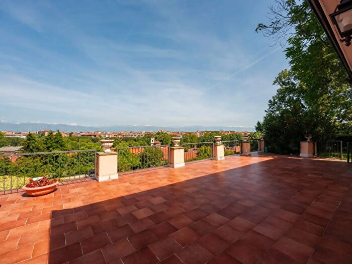 Casa con 6 locali in vendita in Via Monteu da Po, Torino