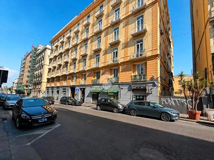 Appartamento quadrilocale in vendita in Via Piedigrotta, Napoli