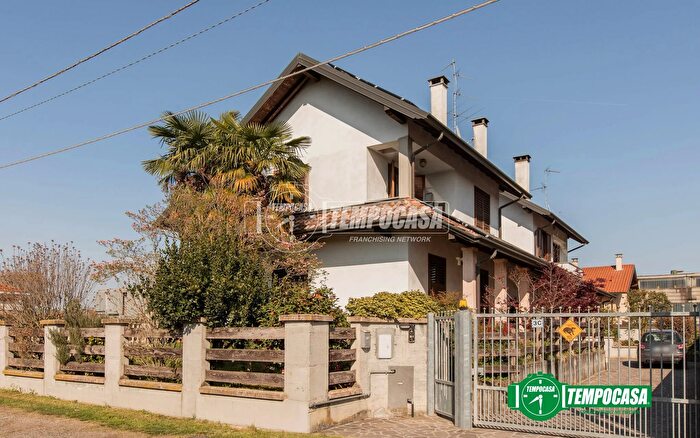 Casa quadrilocale in vendita in Via Fratelli di Dio B, Buscate