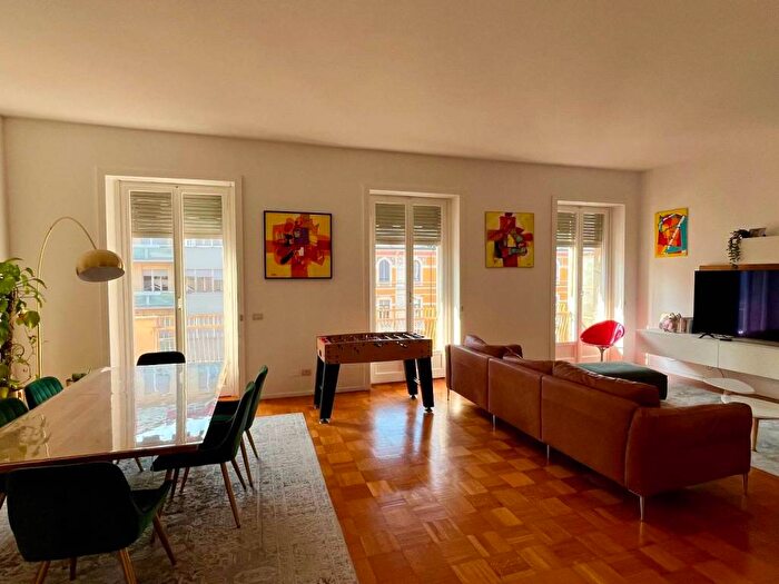 Appartamento con 5 locali in affitto in Via Edmondo De Amicis, SantAmbrogio, Milano