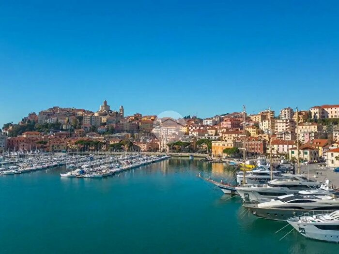 Appartamento con 5 locali in vendita in Via Angelo Siffredi, Imperia