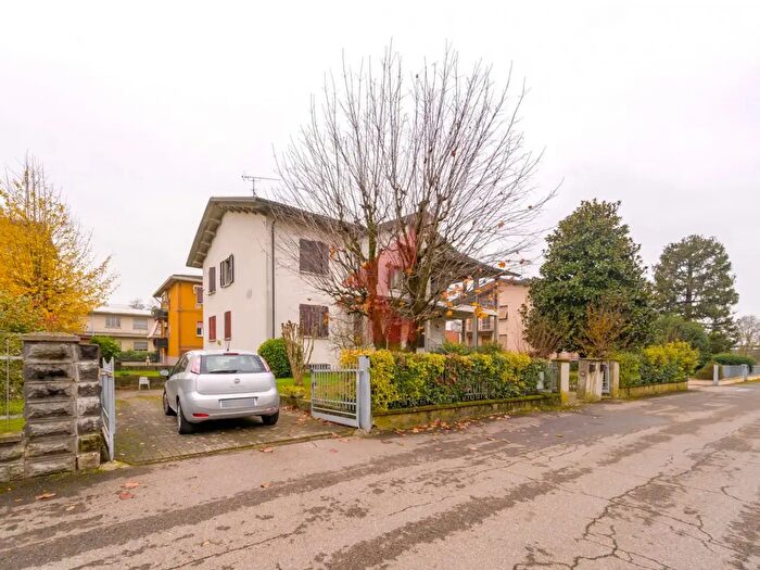 Casa quadrilocale in vendita in Via Santi, Soragna