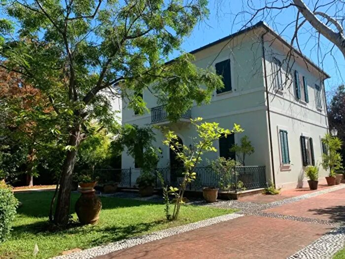 Casa con 5 locali in vendita in Viale Cesare Battisti, Riccione