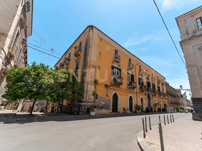 Appartamento bilocale in vendita in Via Crociferi, Catania
