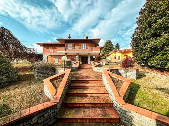 Casa con 6 locali in vendita in Corso Alba, Canale