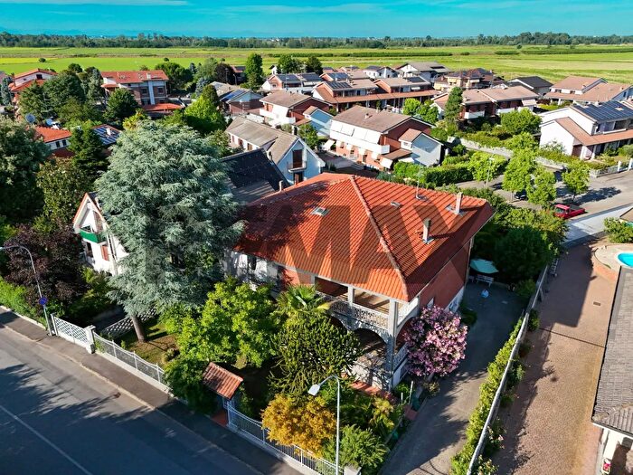 Casa con 8 locali in vendita in Caresanablot