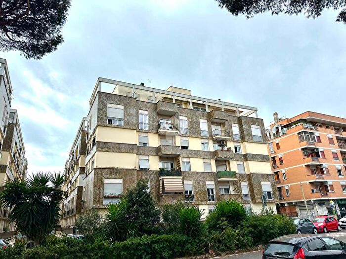 Appartamento quadrilocale in vendita in Viale dei Promontori, Roma