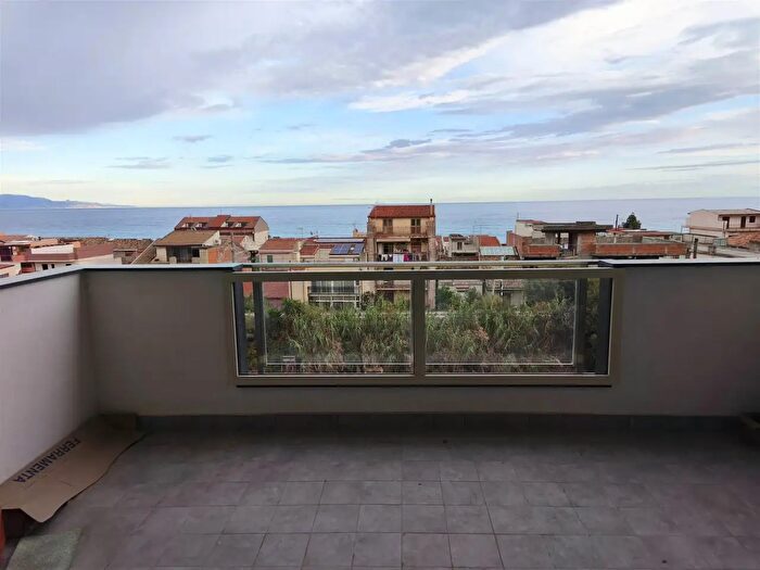 Appartamento trilocale in vendita in Via Felice Romeo, Nizza Di Sicilia