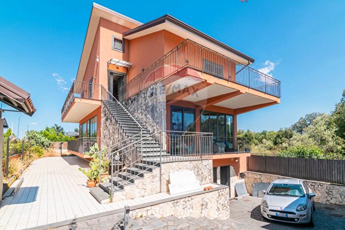 Casa con 5 locali in vendita in Via Mario Giusti, Pedara