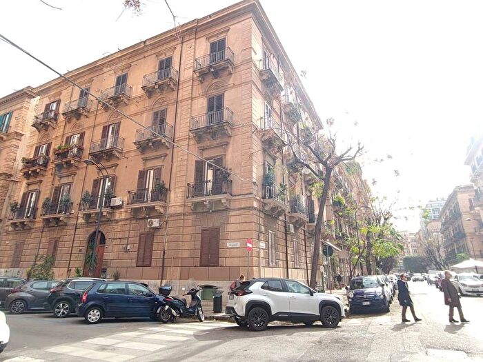 Appartamento quadrilocale in affitto in Via Gennaio, Politeama Ruggiero Settimo, Palermo