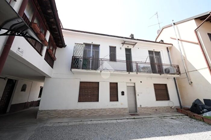 Appartamento quadrilocale in vendita in Via Umberto I, Biassono