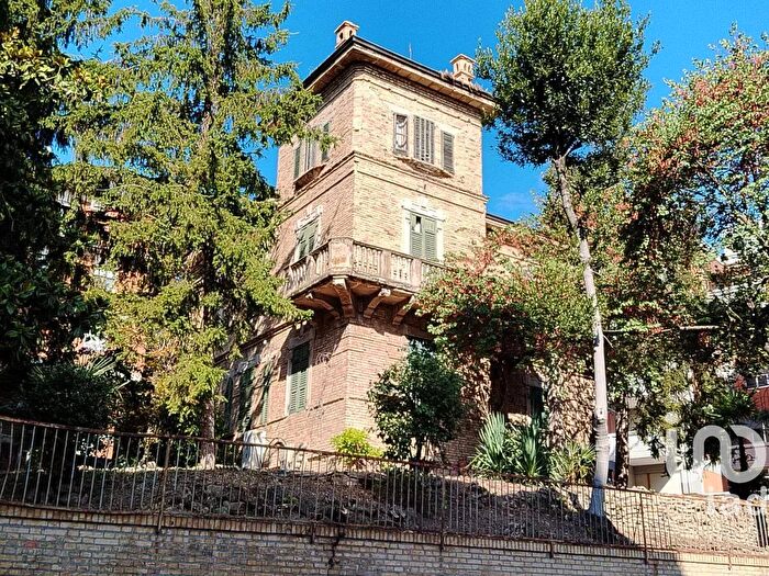 Casa con 10 locali in vendita in Via Via Spalato, Macerata