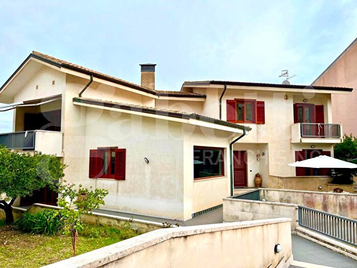 Casa con 5 locali in vendita in Via Simone Catalano, Valderice