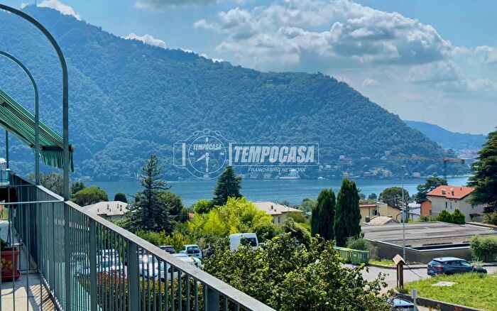 Appartamento trilocale in vendita in Via Isonzo, Cernobbio