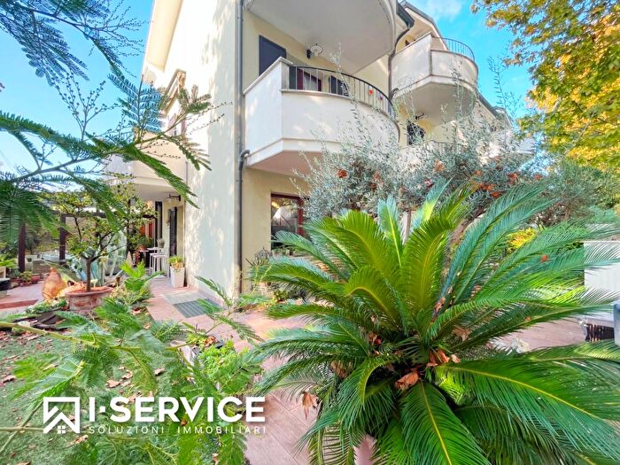 Casa con 6 locali in vendita in Viale della Libertà, Cesenatico