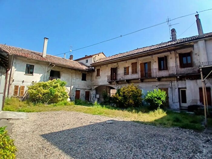 Casa con 8 locali in vendita in Mortara