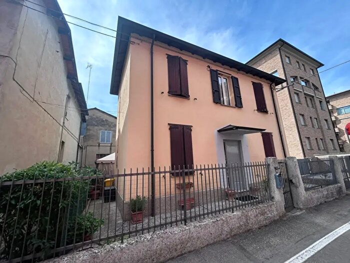 Casa trilocale in vendita in Via Novara, Parma