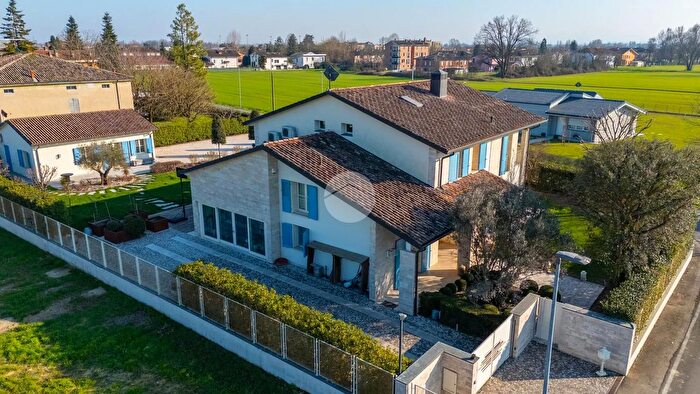 Casa con 8 locali in vendita in Signorile Viottolo Fantelli, Poviglio