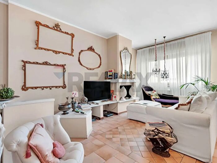 Appartamento con 6 locali in vendita in Via Monte Bianco, Monza