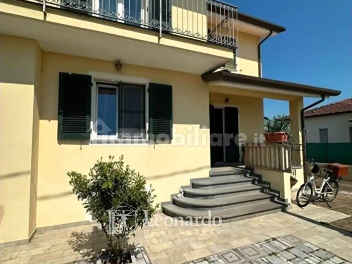 Casa con 8 locali in vendita in Via del Paduletto, Camaiore